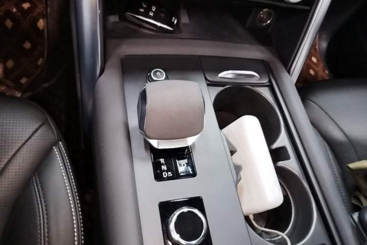 Used Land Rover Discovery 2023 Revised Version 360 PS R-Dynamic S Gear Lever