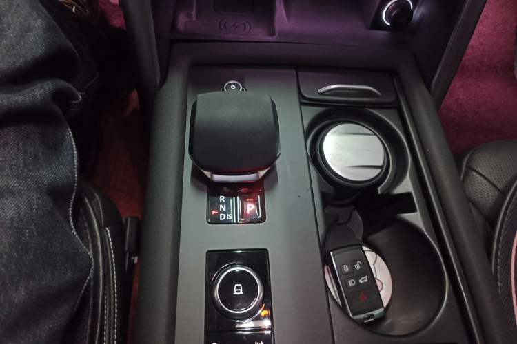 Used Land Rover Discovery 2023 360 PS R-Dynamic S Gear Lever