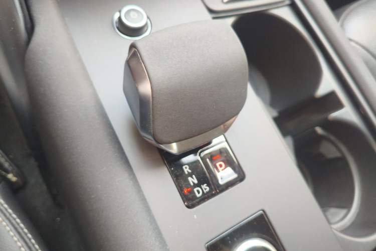 Used Land Rover Discovery 2023 Revised Version 360 PS R-Dynamic S Gear Lever