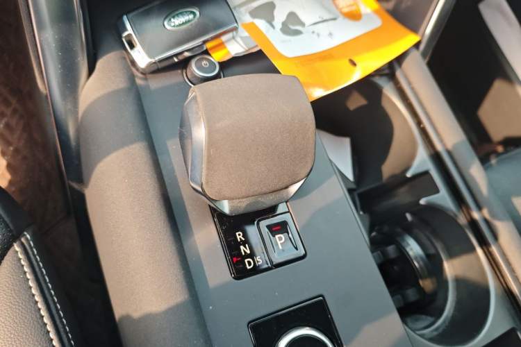 Used Land Rover Discovery 2023 360 PS R-Dynamic SE Gear Lever