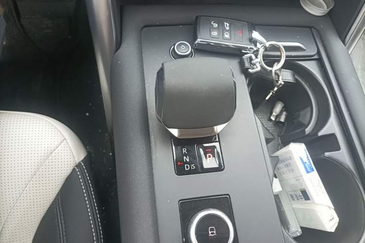 Used Land Rover Discovery 2023 Revised Version 360 PS R-Dynamic S Gear Lever