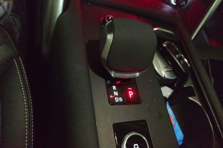 Used Land Rover Discovery 2023 360 PS R-Dynamic S Gear Lever