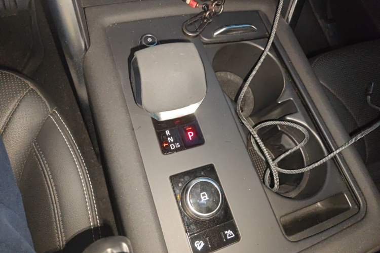 Used Land Rover Discovery 2023 360 PS R-Dynamic SE Gear Lever