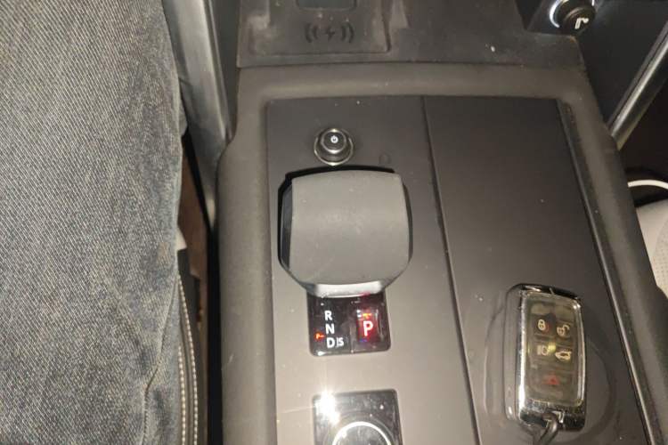 Used Land Rover Discovery 2023 Revised Version 360 PS R-Dynamic S Gear Lever
