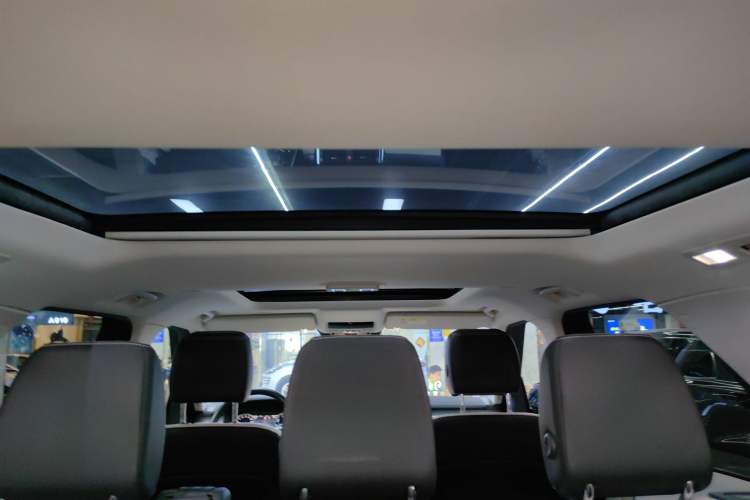 Used Land Rover Discovery 2023 360 PS R-Dynamic S Headliner