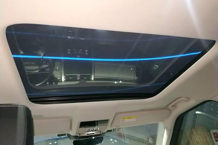 Used Land Rover Discovery 2023 Revised Version 360 PS R-Dynamic S Headliner