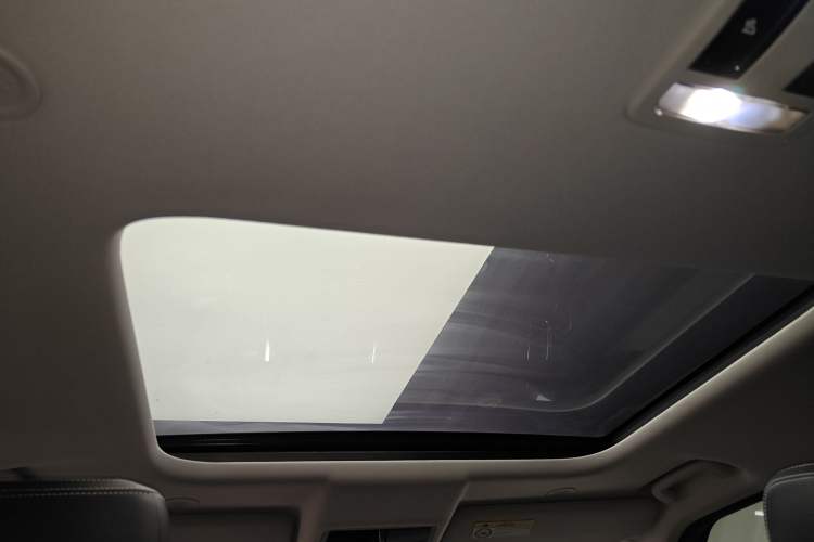 Used Land Rover Discovery 2023 360 PS R-Dynamic S Headliner
