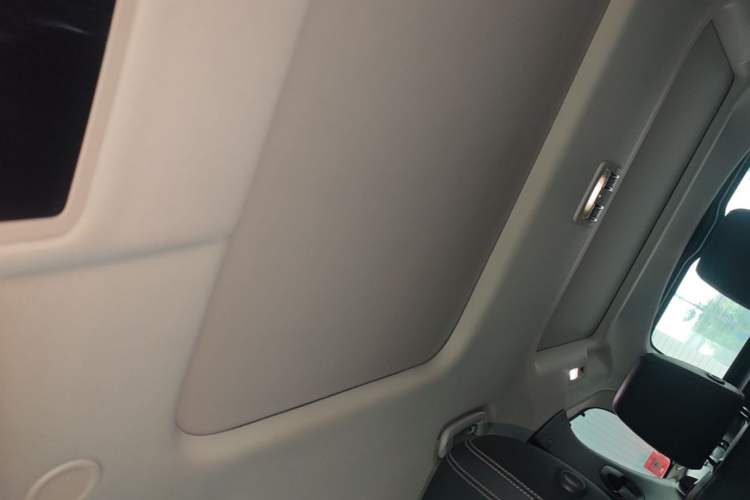 Used Land Rover Discovery 2023 Facelift 300PS S Headliner