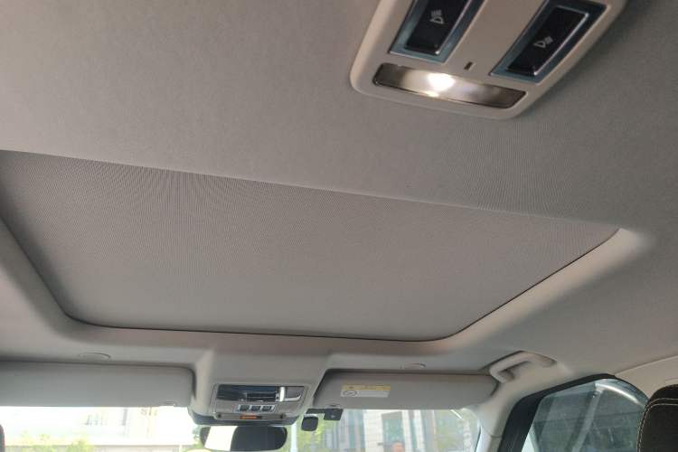 Used Land Rover Discovery 2023 Revised Version 360 PS R-Dynamic S Headliner