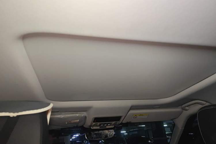 Used Land Rover Discovery 2023 Revised Version 360 PS R-Dynamic S Headliner