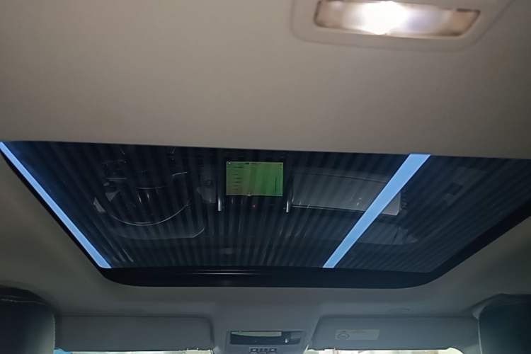 Used Land Rover Discovery 2023 Revised Version 360 PS R-Dynamic S Headliner
