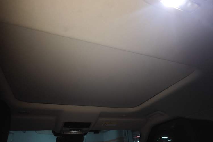 Used Land Rover Discovery 2023 Revised Version 360 PS R-Dynamic S Headliner