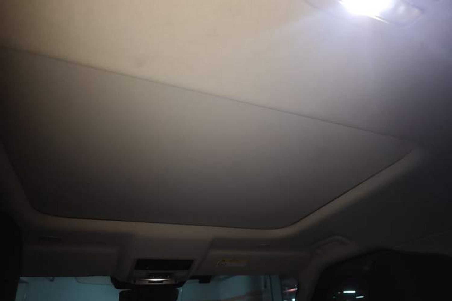 Used Land Rover Discovery 2023 Revised Version 360 PS R-Dynamic S Headliner