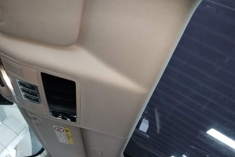 Used Land Rover Discovery 2023 Revised Version 360 PS R-Dynamic S Headliner