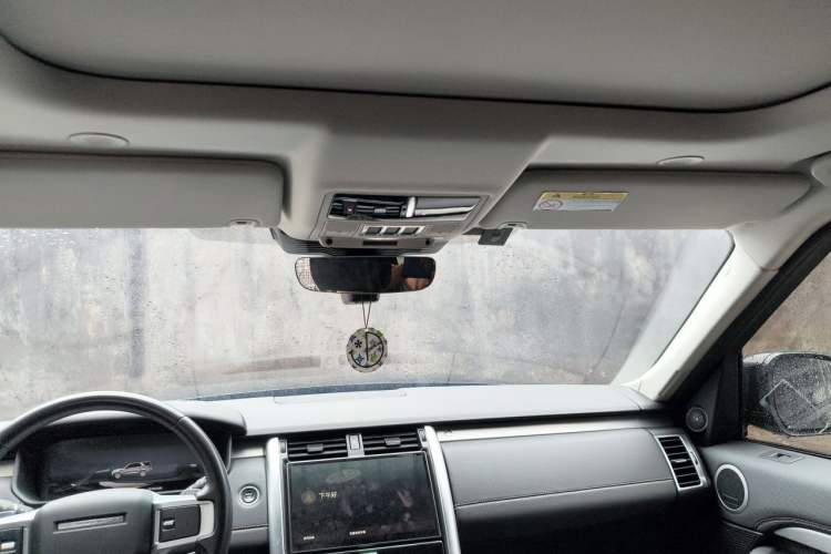 Used Land Rover Discovery 2023 Revised Version 360 PS R-Dynamic S Headliner
