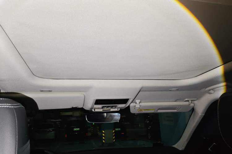 Used Land Rover Discovery 2023 360 PS R-Dynamic SE Headliner