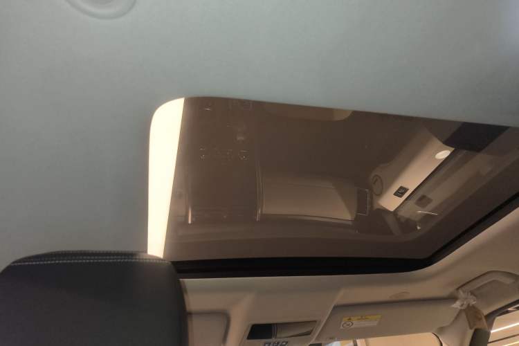 Used Land Rover Discovery 2023 360 PS R-Dynamic S Headliner