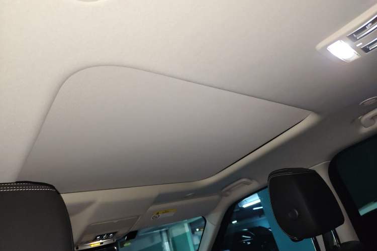 Used Land Rover Discovery 2023 360 PS R-Dynamic S Headliner