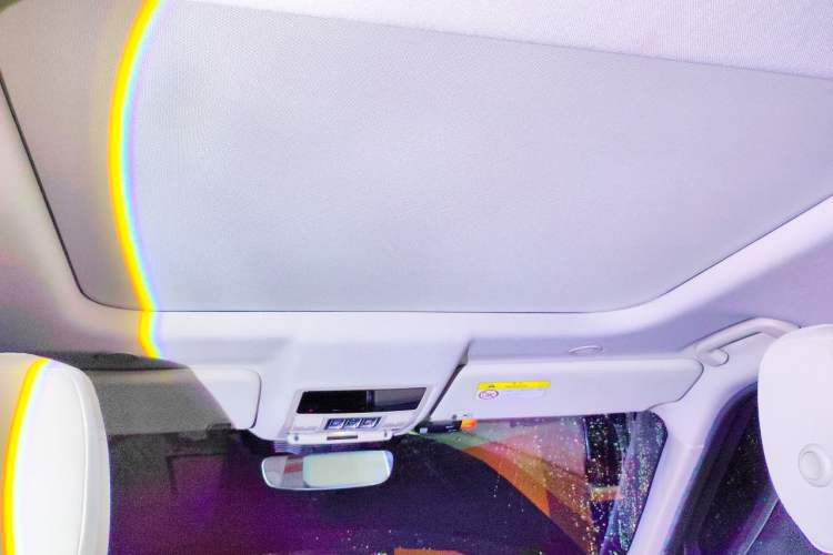 Used Land Rover Discovery 2023 Revised Version 360 PS R-Dynamic S Headliner