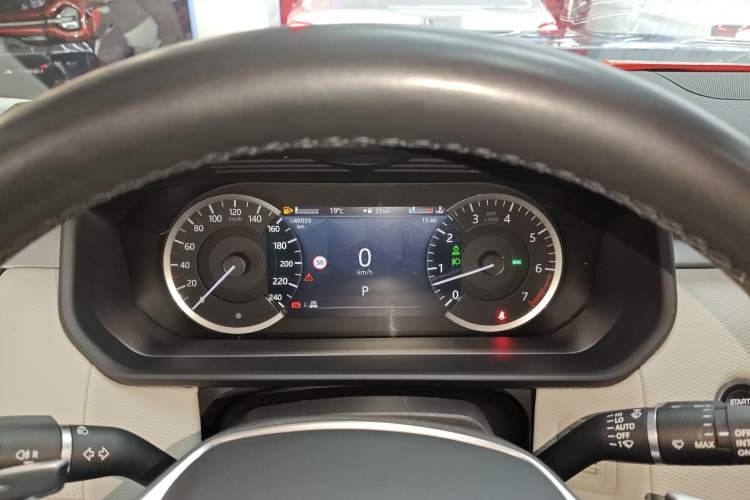 Used Land Rover Discovery 2023 Revised Version 360 PS R-Dynamic S Instrument Cluster
