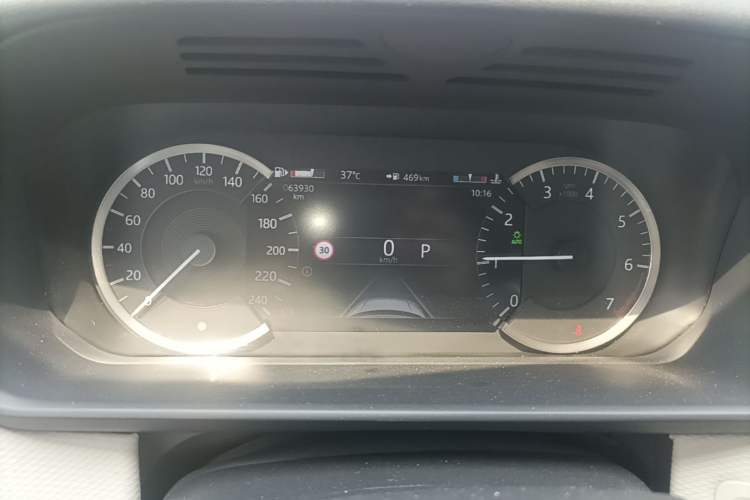 Used Land Rover Discovery 2023 Revised Version 360 PS R-Dynamic S Instrument Cluster