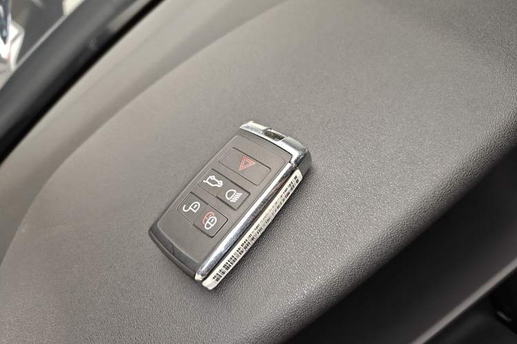 Used Land Rover Discovery 2023 360 PS R-Dynamic S Interior 1