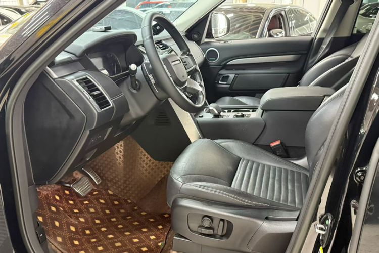 Used Land Rover Discovery 2023 Revised Version 360 PS R-Dynamic S Interior 1