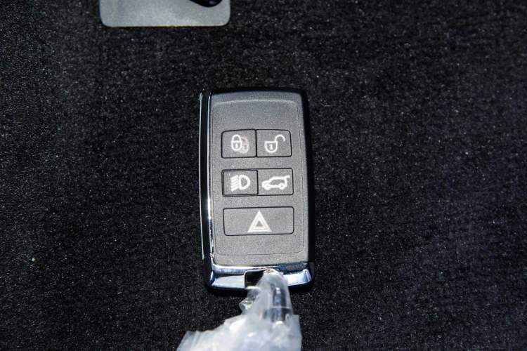 Used Land Rover Discovery 2023 Restyled 360 PS R-Dynamic SE Interior 1