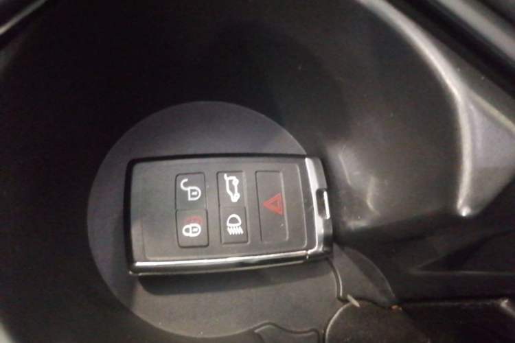 Used Land Rover Discovery 2023 360 PS R-Dynamic S Interior 1