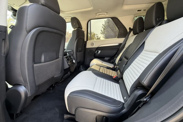 Used Land Rover Discovery 2023 360 PS R-Dynamic S Interior 1