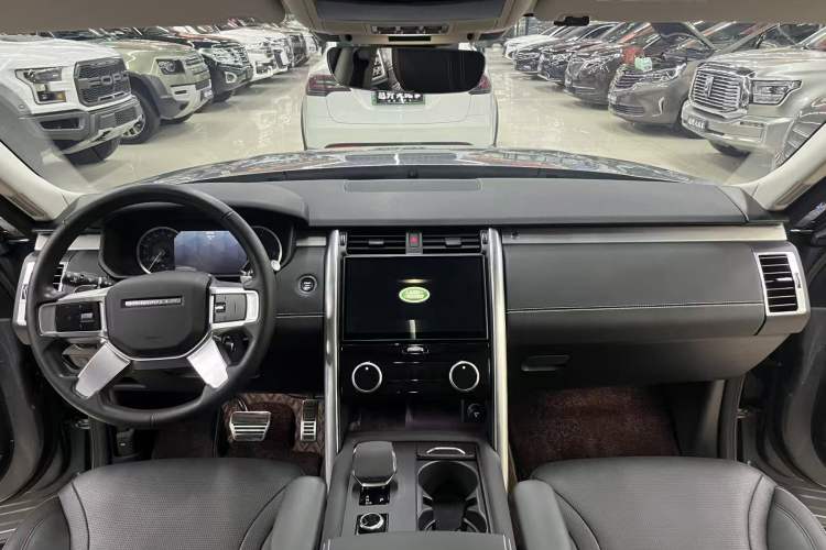 Used Land Rover Discovery 2023 Revised Version 360 PS R-Dynamic S Interior 1