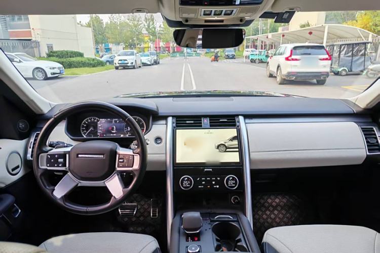 Used Land Rover Discovery 2023 360 PS R-Dynamic S Interior 1