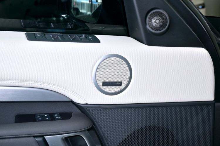 Used Land Rover Discovery 2023 Restyled 360 PS R-Dynamic SE Interior 1