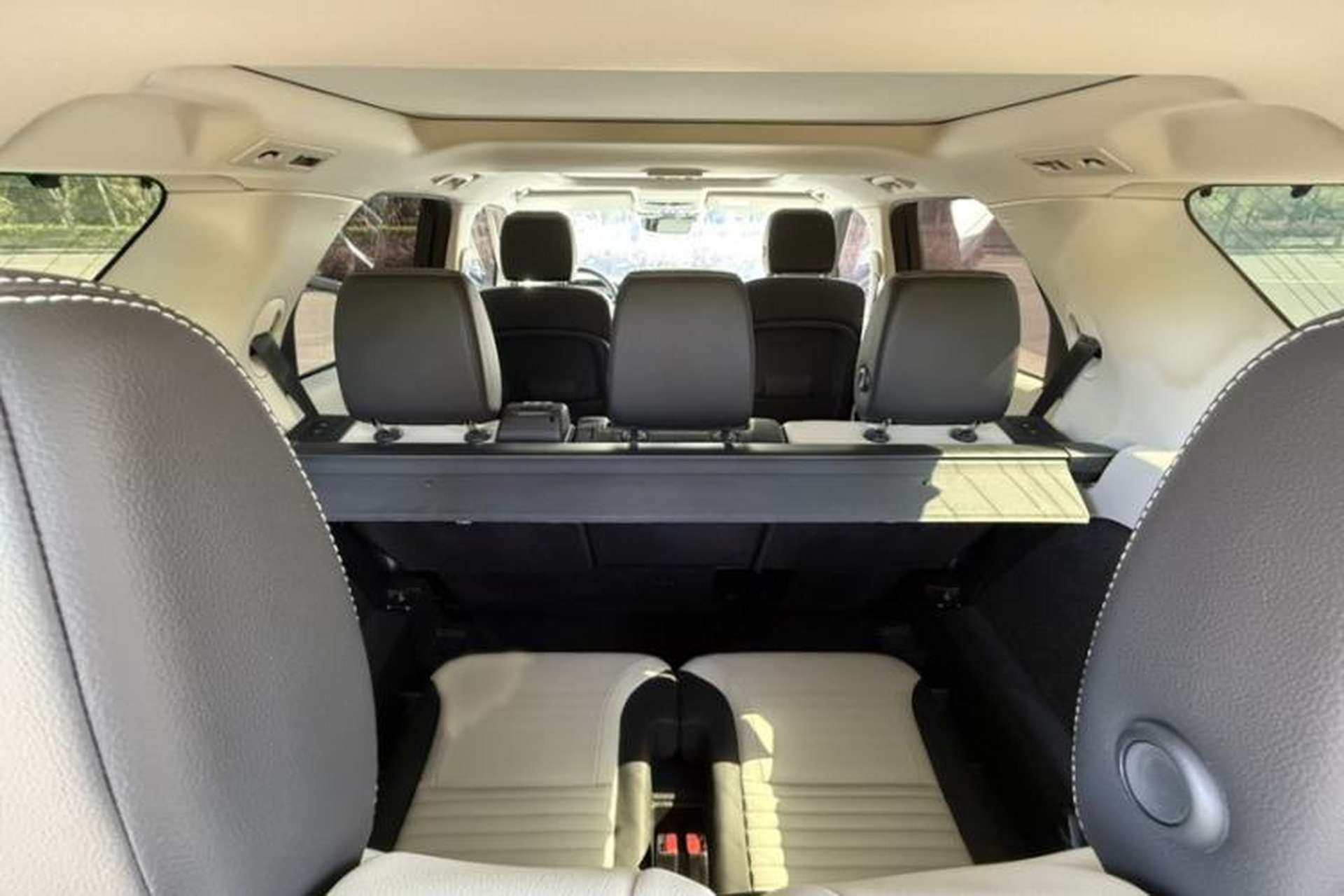 Used Land Rover Discovery 2023 360 PS R-Dynamic S Interior 10