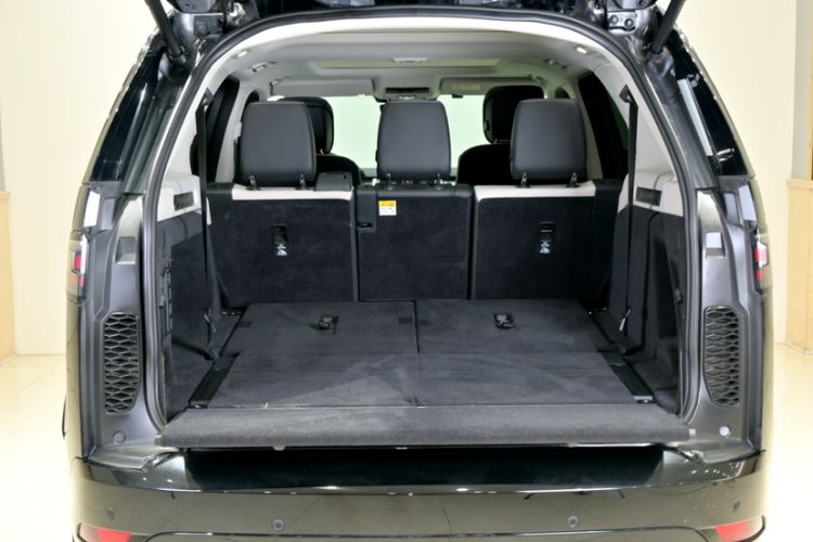 Used Land Rover Discovery 2023 Restyled 360 PS R-Dynamic SE Interior 10