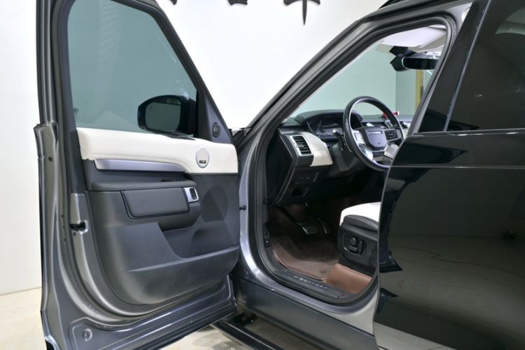 Used Land Rover Discovery 2023 Restyled 360 PS R-Dynamic SE Interior 11