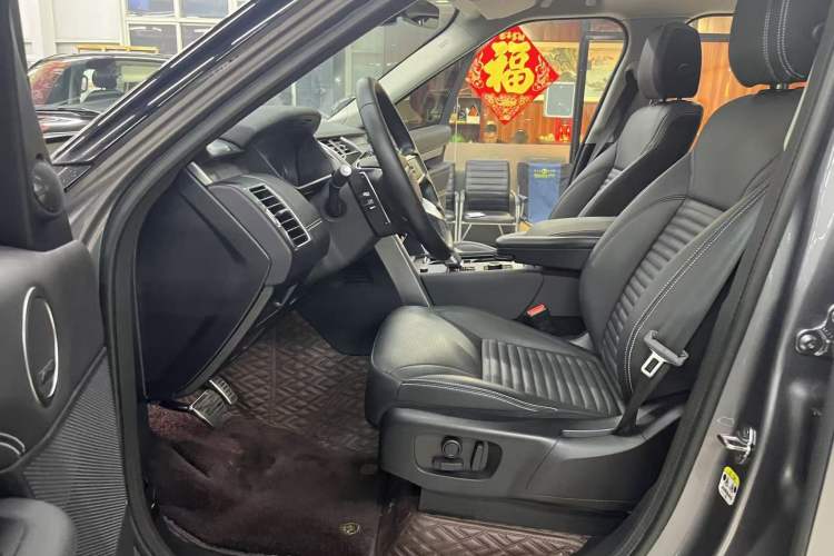 Used Land Rover Discovery 2023 Revised Version 360 PS R-Dynamic S Interior 2