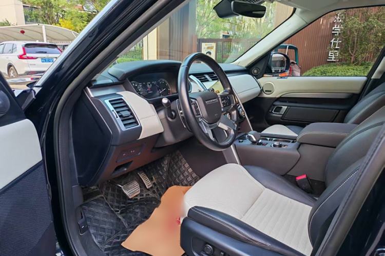 Used Land Rover Discovery 2023 360 PS R-Dynamic S Interior 2