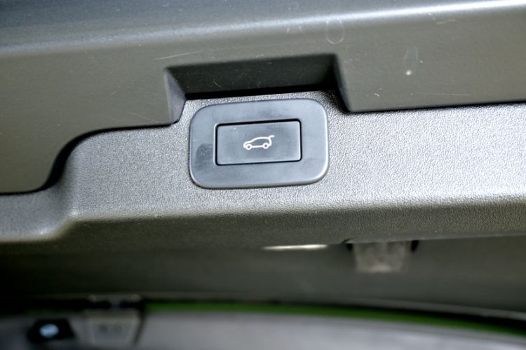 Used Land Rover Discovery 2023 Restyled 360 PS R-Dynamic SE Interior 2
