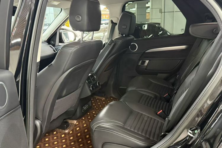 Used Land Rover Discovery 2023 Revised Version 360 PS R-Dynamic S Interior 3
