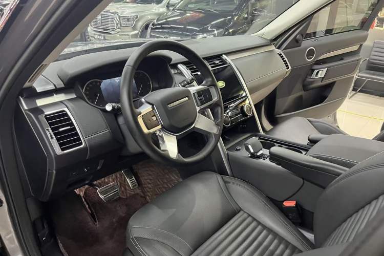 Used Land Rover Discovery 2023 Revised Version 360 PS R-Dynamic S Interior 3