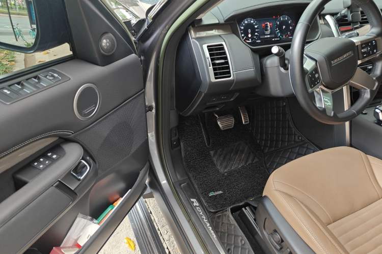 Used Land Rover Discovery 2023 360 PS Metropolitan Edition Interior 3