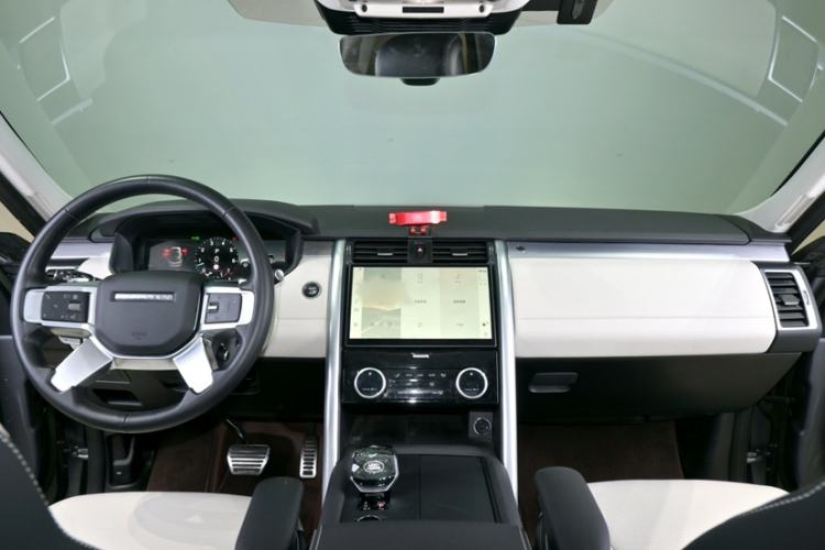 Used Land Rover Discovery 2023 Restyled 360 PS R-Dynamic SE Interior 3