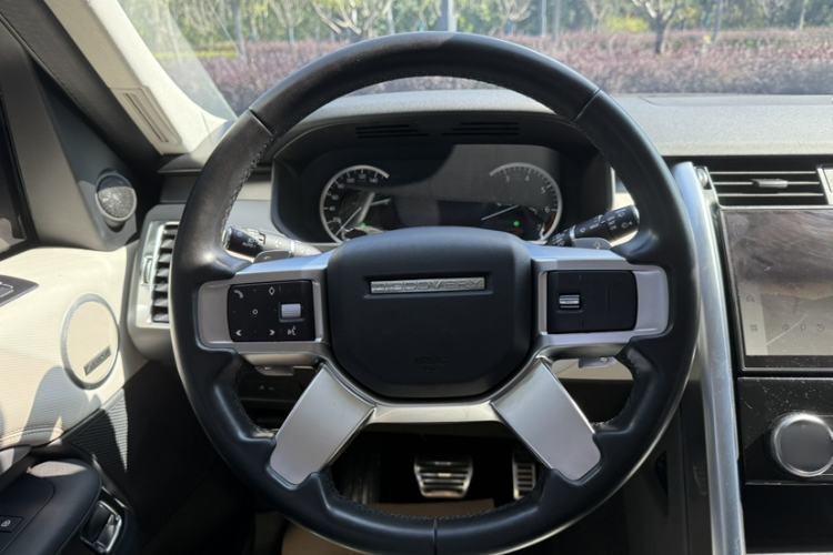 Used Land Rover Discovery 2023 360 PS R-Dynamic S Interior 4
