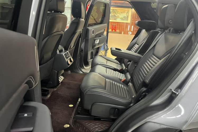 Used Land Rover Discovery 2023 Revised Version 360 PS R-Dynamic S Interior 4