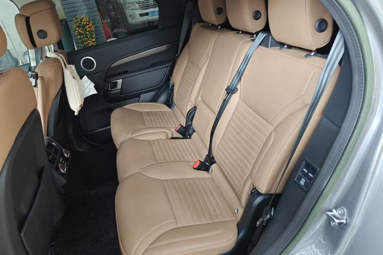Used Land Rover Discovery 2023 360 PS Metropolitan Edition Interior 4