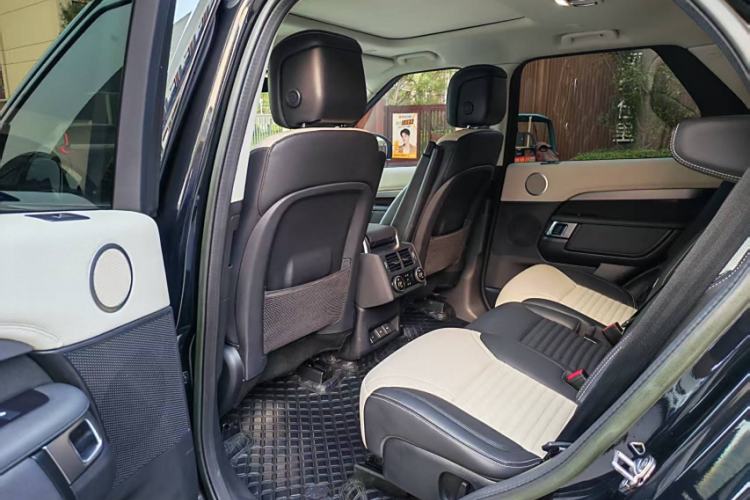 Used Land Rover Discovery 2023 360 PS R-Dynamic S Interior 4