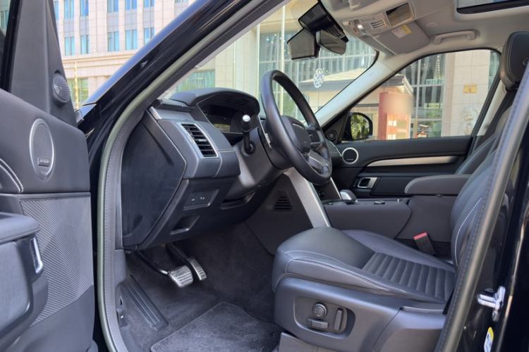 Used Land Rover Discovery 2023 Revised Version 360 PS R-Dynamic S Interior 5