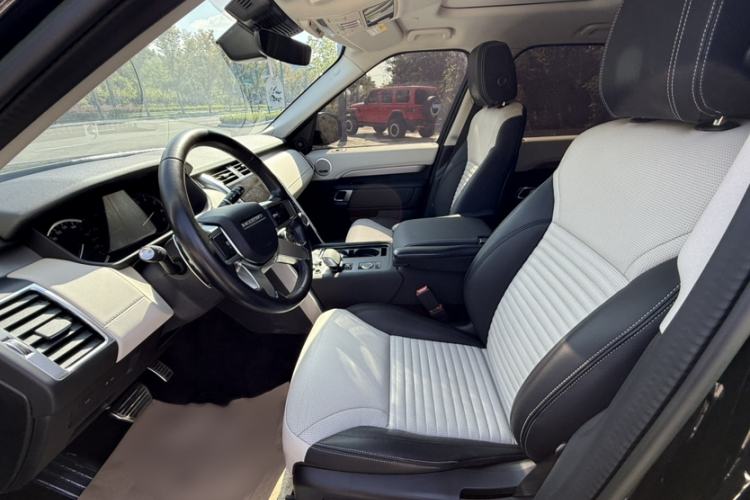 Used Land Rover Discovery 2023 360 PS R-Dynamic S Interior 6