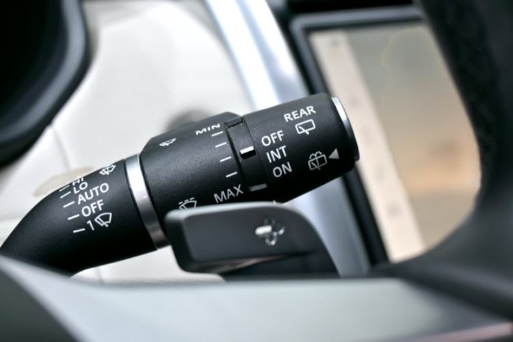 Used Land Rover Discovery 2023 Restyled 360 PS R-Dynamic SE Interior 6
